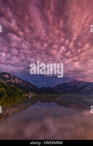 Dramatische Wolken, Gewitter über einem See vor den Bergen, Kochelsee, Sommer, Oberbayern, Bayern, Deutschland, Europa Stockfoto
