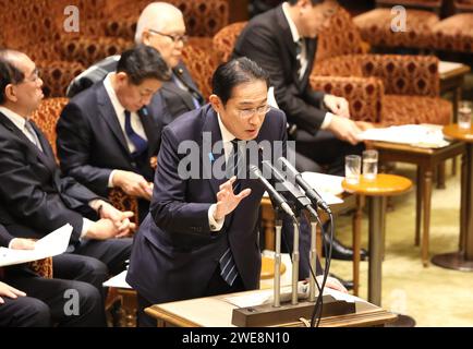 Tokio, Japan. Januar 2024. Der japanische Premierminister Fumio Kishida beantwortet eine Frage auf der Sitzung des Haushaltsausschusses des Oberhauses beim Nationalen Parlament in Tokio am Mittwoch, den 24. Januar 2024. (Foto: Yoshio Tsunoda/AFLO) Stockfoto