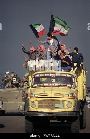 Erster Golfkrieg: 1. März 1991 Kuwaitis feiern auf den Straßen von Kuwait City nach ihrer Befreiung durch Koalitionstruppen. Stockfoto