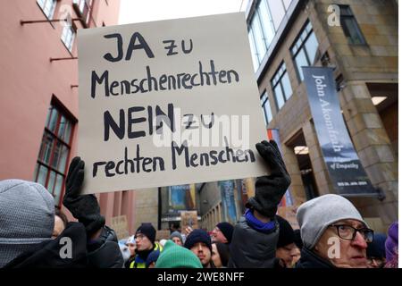 Kundgebung gegen die AfD und Rechtsextremismus - Deutschland, Deutschland, Frankfurt am Main, 20.01.2024 - Frankfurt am Main: Über vierzigtausend Menschen protestieren vor dem Frankfurter Römer, dem Paulsplatz, vom Mainkai bis zum Liebfrauenberg gegen die AfD und Rechtsextremismus. Mehr als 60 Gruppierungen und Organisationen, darunter der Deutsche Gewerkschaftsbund, Greenpeace und Caritas haben zur Teilnahme an der Kundgebung aufgerufen, die von der Klimagerechtigkeitsgruppe Koalakollektiv unter dem Motto Demokratie verteidigen - Frankfurt gegen AfD und Rechtsruck angemeldet wurde. Nach der Stockfoto