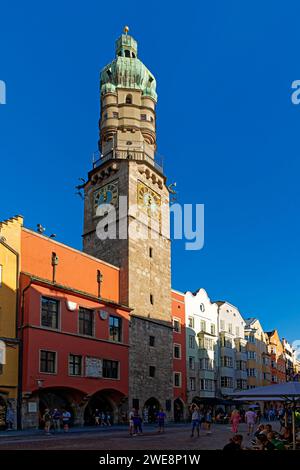 Straßenansicht, Historisches Rathaus, Stadtturm Stockfoto