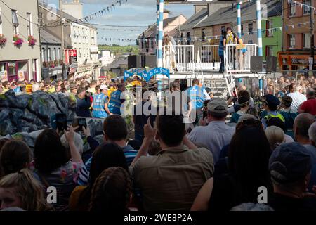 Besucher, die an der Puck Fair Zeremonie teilnehmen, bei der der Käfig mit König Puck der Ziege auf eine spezielle Plattform in Killorglin, County Kerry, Irland, angehoben wird Stockfoto