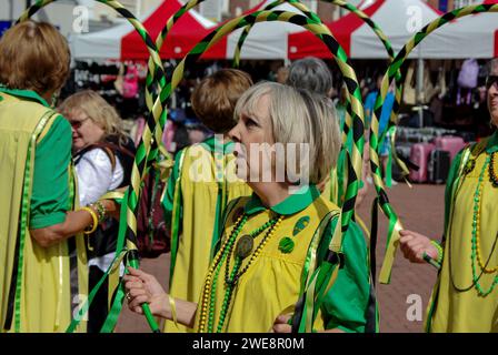 Morris-Tänzer, die auf einer Konferenz auf dem Market Square, Northampton, Großbritannien, eine Show präsentieren Stockfoto