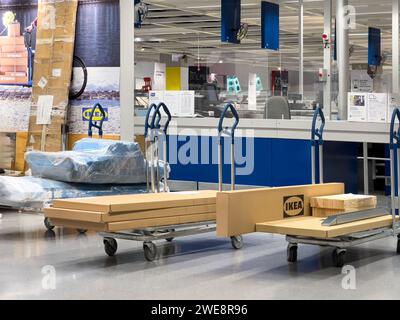 Antalya, Türkei - 15. Oktober 2023 : Ikea-Möbel warten auf Lieferung Stockfoto