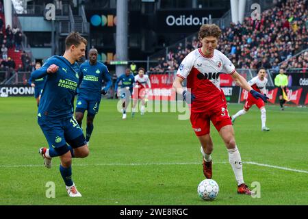 UTRECHT, NIEDERLANDE - 21. JANUAR: Sam Lammers (FC Utrecht) und Olivier Boscagli (PSV Eindhoven) während des Eredivisie-Spiels zwischen FC Utrecht und PSV ein Stockfoto