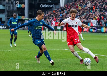 UTRECHT, NIEDERLANDE - 21. JANUAR: Sam Lammers (FC Utrecht) und Olivier Boscagli (PSV Eindhoven) während des Eredivisie-Spiels zwischen FC Utrecht und PSV ein Stockfoto
