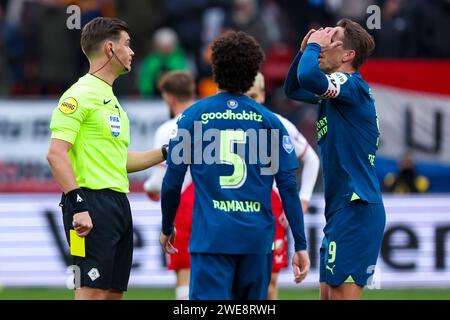 UTRECHT, NIEDERLANDE - 21. JANUAR: Schiedsrichter Joey Kooij und Luuk de Jong (PSV Eindhoven) während des Eredivisie-Spiels des FC Utrecht und PSV Eindhoven AT Stockfoto