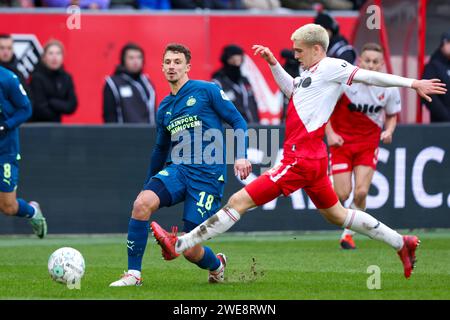 UTRECHT, NIEDERLANDE - 21. JANUAR: Olivier Boscagli (PSV Eindhoven) und Oscar Fraulo (FC Utrecht) während des Eredivisie-Spiels zwischen dem FC Utrecht und dem PSV EI Stockfoto
