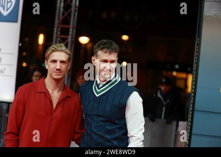 23. Januar 2024, Berlin, Bezirk Charlottenburg, Deutschland: Berlin: Uraufführung von ''eine Million Minuten'' im Zoopalast. Das Foto zeigt die Schauspieler Vladimir Burlakov und Martin Samek auf dem roten Teppich kurz vor der Uraufführung des Films ''A Million Minuten'' vor dem Zoopalast. (Kreditbild: © Simone Kuhlmey/Pacific Press via ZUMA Press Wire) NUR REDAKTIONELLE VERWENDUNG! Nicht für kommerzielle ZWECKE! Stockfoto