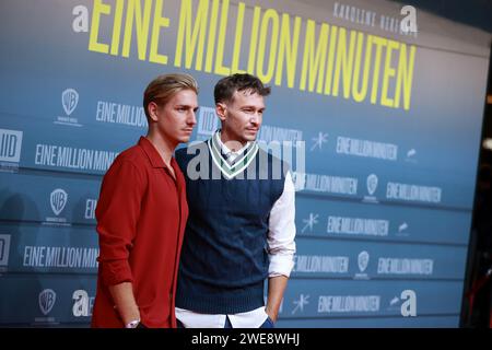 23. Januar 2024, Berlin, Bezirk Charlottenburg, Deutschland: Berlin: Uraufführung von ''eine Million Minuten'' im Zoopalast. Das Foto zeigt die Schauspieler Vladimir Burlakov und Martin Samek auf dem roten Teppich kurz vor der Uraufführung des Films ''A Million Minuten'' vor dem Zoopalast. (Kreditbild: © Simone Kuhlmey/Pacific Press via ZUMA Press Wire) NUR REDAKTIONELLE VERWENDUNG! Nicht für kommerzielle ZWECKE! Stockfoto