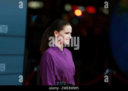 23. Januar 2024, Berlin, Bezirk Charlottenburg, Deutschland: Berlin: Uraufführung von „eine Million Minuten“ im Zoopalast. Das Foto zeigt die Schauspielerin Jennifer Ulrich auf dem roten Teppich kurz vor der Uraufführung des Films „A Million minutes“ vor dem Zoopalast. (Kreditbild: © Simone Kuhlmey/Pacific Press via ZUMA Press Wire) NUR REDAKTIONELLE VERWENDUNG! Nicht für kommerzielle ZWECKE! Stockfoto
