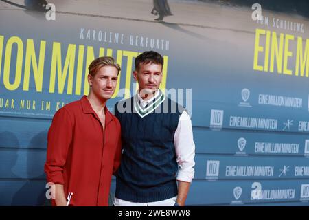 23. Januar 2024, Berlin, Bezirk Charlottenburg, Deutschland: Berlin: Uraufführung von ''eine Million Minuten'' im Zoopalast. Das Foto zeigt die Schauspieler Vladimir Burlakov und Martin Samek auf dem roten Teppich kurz vor der Uraufführung des Films ''A Million Minuten'' vor dem Zoopalast. (Kreditbild: © Simone Kuhlmey/Pacific Press via ZUMA Press Wire) NUR REDAKTIONELLE VERWENDUNG! Nicht für kommerzielle ZWECKE! Stockfoto