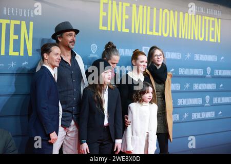 23. Januar 2024, Berlin, Bezirk Charlottenburg, Deutschland: Berlin: Uraufführung von „eine Million Minuten“ im Zoopalast. (Kreditbild: © Simone Kuhlmey/Pacific Press via ZUMA Press Wire) NUR REDAKTIONELLE VERWENDUNG! Nicht für kommerzielle ZWECKE! Stockfoto