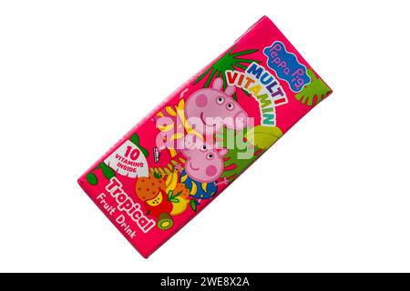 Karton mit Peppa Pig Multi Vitamin Tropical Fruit Drink isoliert auf weißem Hintergrund Stockfoto