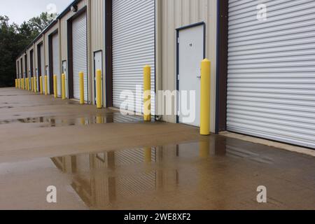 Ein industrielles Lagergebäude im ländlichen Osten von Texas Stockfoto