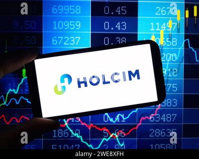 Konskie, Polen - 23. Januar 2024: Das Firmenlogo von Holcim wird auf dem Bildschirm des Mobiltelefons angezeigt Stockfoto