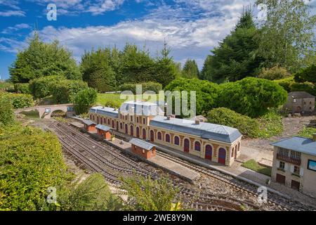 France Miniature, Elancourt, Frankreich, 08.19.2023, Miniaturpark Touristenattraktion mit maßstabsgetreuen Modellen der wichtigsten französischen Sehenswürdigkeiten, Bahnhof Stockfoto