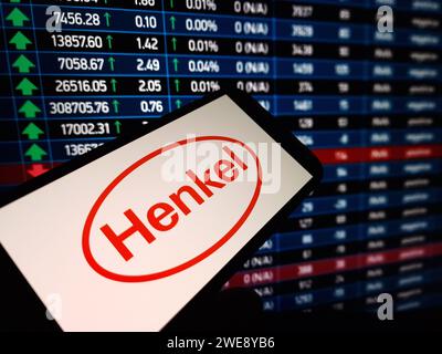 Konskie, Polen - 23. Januar 2024: Das Firmenlogo von Henkel wird auf dem Bildschirm des Mobiltelefons angezeigt Stockfoto