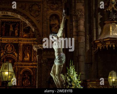 Sockel und Bild der Bruderschaft des Blutes von Christo de Jaca. Samana Santa. Christus Gekreuzigt Stockfoto