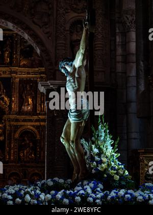 Sockel und Bild der Bruderschaft des Blutes von Christo de Jaca. Samana Santa. Christus Gekreuzigt Stockfoto