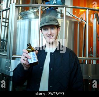 Berlin, Deutschland. Januar 2024. Walker Brengel, Kombucha-Produzent, steht vor einem Braukessel in seiner Brauerei in Berlin-Marzahn. Quelle: XAMAX/dpa/Alamy Live News Stockfoto