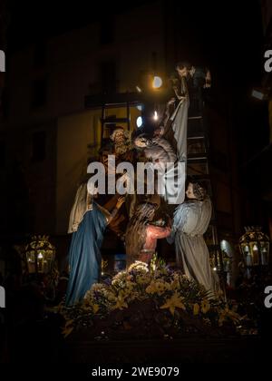 Paso del DESCENDIMIENTO de Jaca geht während der Karwoche in Jaca in eine Prozession Stockfoto