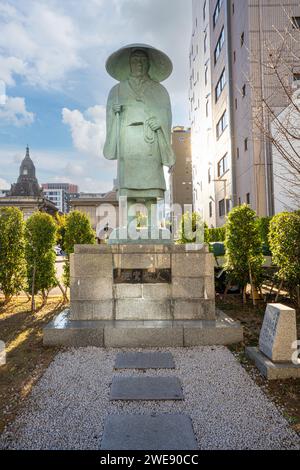 Tokio, Japan. Januar 2024. St. Shinran-Statue im buddhistischen Tempel Tsukiji Hongan-JI im Stadtzentrum Stockfoto