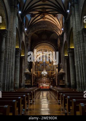 Das Innere der romanischen Kathedrale von Jaca. Gottesdienst in Jaca Huesca Stockfoto