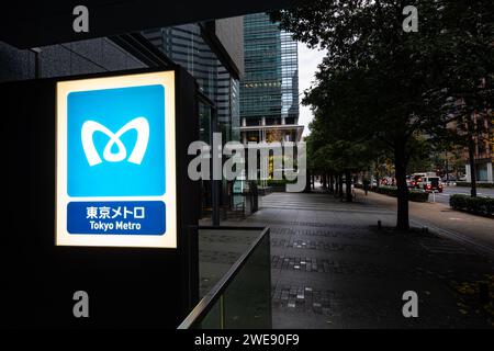 Tokyio, Japan. Januar 2024. Das beleuchtete Schild mit dem U-Bahn-Symbol Tokio an einem Bahnhof im Stadtzentrum Stockfoto