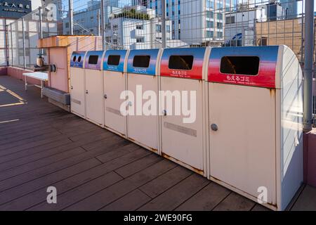 Tokio, Japan. Januar 2024. Mülltonnen für die getrennte Abfallsammlung auf einer Straße im Stadtzentrum Stockfoto