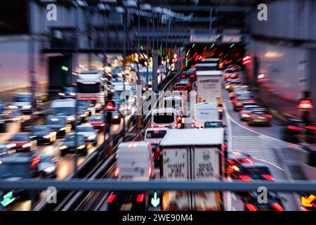 München, Deutschland. Januar 2024. Starker Verkehr auf der zentralen Ringstraße in München während der morgendlichen Hauptverkehrszeit. (Aufnahme mit langsamer Verschlusszeit und Zoom-Effekt) Credit: Matthias Balk/dpa/Alamy Live News Stockfoto