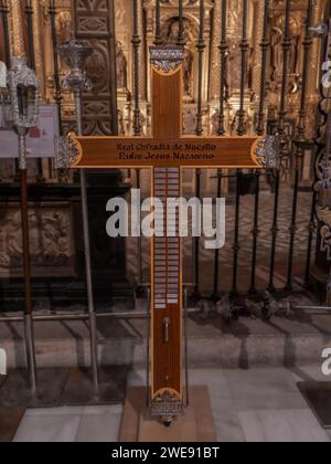 Kreuzen Sie in Erinnerung, dass Prozessionen durch die Straßen von Huesca an die verstorbenen Nazarener erinnern Stockfoto