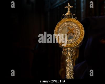 Die Schweigeprozession wurde am Heiligen Mittwoch in Huesca gefeiert, wo die Nazarener gehen Stockfoto