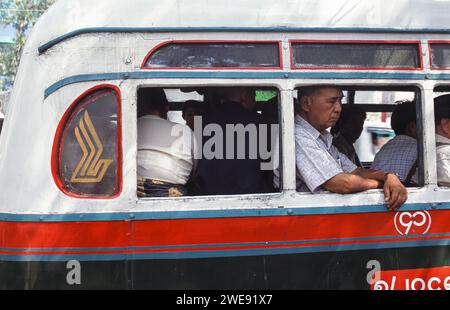 01.03.2008, Yangon, Myanmar, Asien - Pendler sitzen in einem überfüllten öffentlichen Bus, während sie durch das Zentrum der ehemaligen Hauptstadt Rangoon fahren. Stockfoto