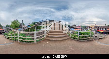 360 Grad Panorama Ansicht von Vollständiges nahtloses sphärisches 360 hdri Panorama auf Betonbrücke als Bau des Fußgängerübergangs über die Bahn in gleicheckiger Projektion, re