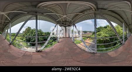 360 Grad Panorama Ansicht von Vollständiges nahtloses sphärisches 360 hdri-Panorama auf Stahlrahmen Konstruktion des Fußgängerübergangs über die Eisenbahn in gleicheckiger Projektion, lesen