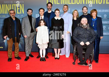 Gast, Hassan Akkouch, Tom Schilling, Pola Friedrichs, Christopher Puppe, Karoline Herfurth, Rurik Gislason, Anneke Kim Sarnau, Haraldur Thorleifsson, Godehard Giese und Ulrike Kriener bei der Premiere des Kinofilms eine Million Minuten im Zoo Palast. Berlin, 23.01.2024 *** Gast, Hassan Akkouch, Tom Schilling, Pola Friedrichs, Christopher Doll, Karoline Herfurth, Rurik Gislason, Anneke Kim Sarnau, Haraldur Thorleifsson, Godehard Giese und Ulrike Kriener bei der Premiere des Films One Million Minutes im Zoo Palast Berlin, 23 01 2024 Foto:Xn.xKubelkax/xFuturexImagex Minuten 4139 Stockfoto