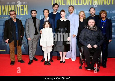 Gast, Hassan Akkouch, Tom Schilling, Pola Friedrichs, Christopher Puppe, Karoline Herfurth, Rurik Gislason, Anneke Kim Sarnau, Haraldur Thorleifsson, Godehard Giese und Ulrike Kriener bei der Premiere des Kinofilms eine Million Minuten im Zoo Palast. Berlin, 23.01.2024 *** Gast, Hassan Akkouch, Tom Schilling, Pola Friedrichs, Christopher Doll, Karoline Herfurth, Rurik Gislason, Anneke Kim Sarnau, Haraldur Thorleifsson, Godehard Giese und Ulrike Kriener bei der Premiere des Films One Million Minutes im Zoo Palast Berlin, 23 01 2024 Foto:Xn.xKubelkax/xFuturexImagex Minuten 4140 Stockfoto