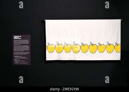 Edinburgh, Schottland, Großbritannien. Januar 2024. Eine große Ausstellung, die den kürzlich entdeckten Textilien des ikonischen Pop-Künstlers Andy Warhol gewidmet ist, ist das erste Mal, dass diese verlorenen Werke in Schottland zu sehen sind. Andy Warhol: The Textiles ist vom 26. Januar bis 18. Mai 2024 in den Dovecot Studios. „ANDY WARHOL Artwork © 2024 The Andy Warhol Foundation for the Visual Arts, Inc / Lizenziert von DACS, London.“ - Guthaben für die Bildnutzung erforderlich. Quelle: Craig Brown/Alamy Live News Stockfoto