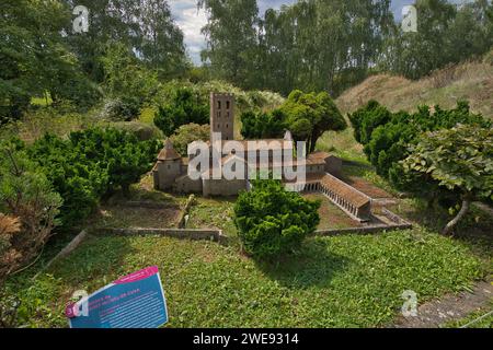 France Miniature, Elancourt, Frankreich, 08.19.2023, Park Touristenattraktion, Abbaye de Saint-Michel de cuxa Stockfoto