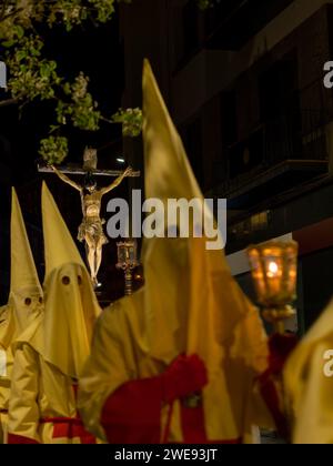 Christus der Vergebung von Huesca in seiner Karwoche Prozession. Mit Lichtern gekreuzigt Stockfoto