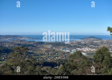 Luftaufnahme des Tals zwischen Nigran und Baiona mit Monteferro, Playa America, Ladeira, Monte Real, Parador, Porto do Molle Stockfoto