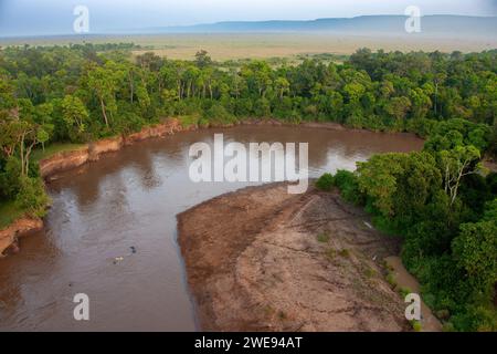 Luftaufnahme einer Kurve im Mara River, fotografiert von einem Heißluftballon, Masai Mara National Reserve, Ostafrika Stockfoto