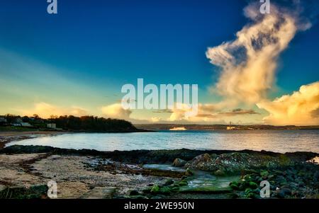 Herbstsonnenuntergang in Helen's Bay am Belfast Lough, nahe Bangor, County Down, Nordirland. Stockfoto