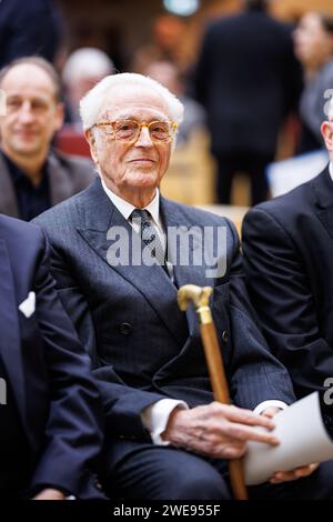 München, Deutschland. Januar 2024. Franz Bonaventura Adalbert Maria Herzog von Bayern schaut im Vorfeld eines Gedenkaktes an die Opfer des Nationalsozialismus während einer Plenarsitzung im Bayerischen Landtag in die Kamera. Im Rahmen der Plenartagung gedenken der Bayerische Landtag und die Stiftung Bayerische Gedenkstätten der Opfer des Nationalsozialismus. Quelle: Matthias Balk/dpa/Alamy Live News Stockfoto