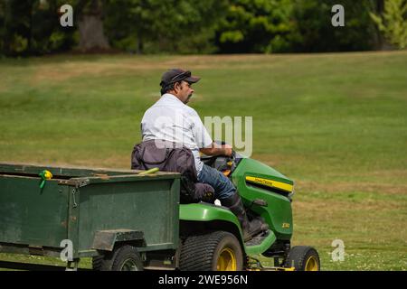 Ein reifer Landwirt, der einen Minitraktor John Deere X 380 im Freien fährt. Arbeit an landwirtschaftlichen Maschinen auf dem Feld. Vancouver Canada-30.2023-Editorial Stockfoto