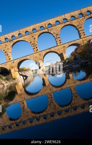 Die Pont du Gard, Fotografie in modernem Stil, geneigt über blauem Himmel. Antike römische dreistufige Aquäduktbrücke. Erbaut im 1. Jahrhundert Stockfoto