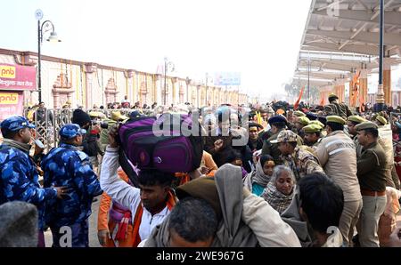 AYODHYA, INDIEN – 23. JANUAR: Polizeikräfte kämpfen um die Menge, die während des schweren Ansturms am 23. Januar 2024 in Ayodhya, Indien, nach Darshan in den RAM-Tempel eindringt. Die Gläubigen feiern die Weihungszeremonie auf der ganzen Welt mit Freude und Fanfare. Der Ramjanmbhoomi-Tempel in Ayodhya wurde nach einer langen Schlacht vor den Gerichten und dann nach der Entscheidung des Spitzengerichts im Jahr 2019 errichtet. Der Streit begann 1528, nachdem Babars General mir Baqi eine Moschee erbaute und sie Babri an Ort nannte, an dem er als Geburtsort von Lord RAM galt. (Foto: Deepak Gupta/Hindustan Times/SIPA USA) Stockfoto