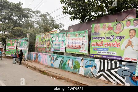 Patna, Indien. Januar 2024. PATNA, INDIEN - 23. JANUAR: Eine Ansicht des Hortens und des Banners für Jannayak Karpoori Thakur Janm Shatabdi Funktion im Income Tax Kreisverkehr am 23. Januar 2024 in Patna, Indien. (Foto: Santosh Kumar/Hindustan Times/SIPA USA) Credit: SIPA USA/Alamy Live News Stockfoto