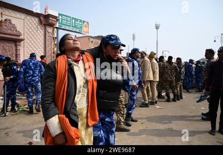 Ayodhya, Indien. Januar 2024. AYODHYA, INDIEN - 23. JANUAR: Eine Frau wird beim Betreten des RAM-Tempels während des schweren Ansturms von Gläubigen in Ayodhya Uttar Pradesh, Indien, am Dienstag, den 23. Januar 2024 verletzt. (Foto: Deepak Gupta/Hindustan Times/SIPA USA) Credit: SIPA USA/Alamy Live News Stockfoto